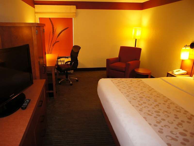 La Quinta By Wyndham Charlotte Airport North Hotel Room photo